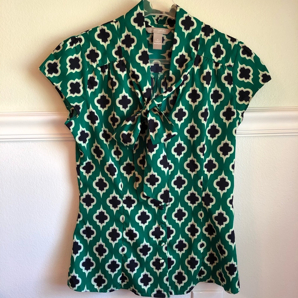 Banana Republic Factory bold green button down top